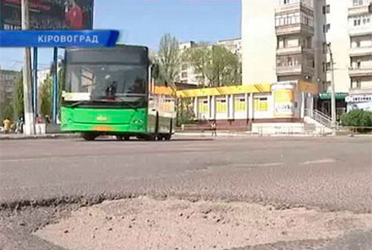Власти Кировограда требуют от подрядчика переделать некачественную дорогу