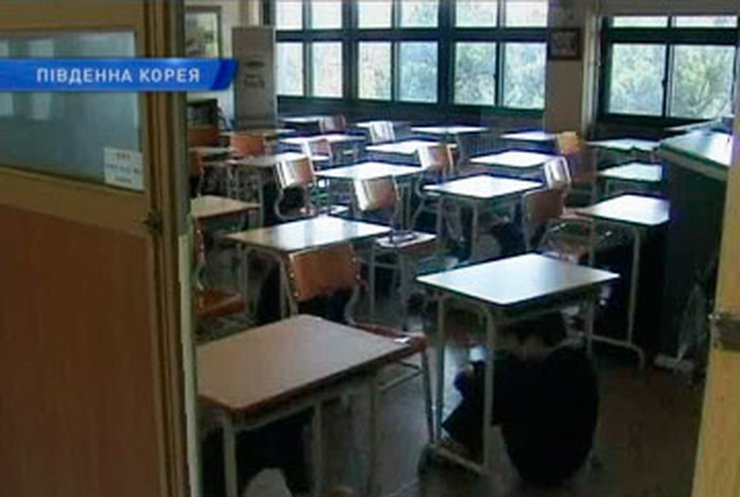 Корейских школьников учили выживать при землетрясении