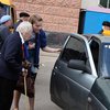 В Запорожье ветеранов покатают на такси. Но не сильно далеко