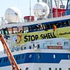 В Хельсинки активисты Greenpeace приковали себя к ледоколу