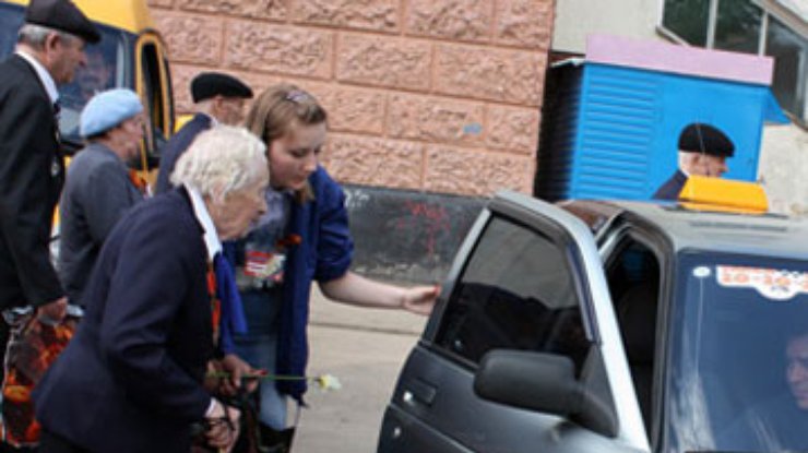 В Запорожье ветеранов покатают на такси. Но не сильно далеко