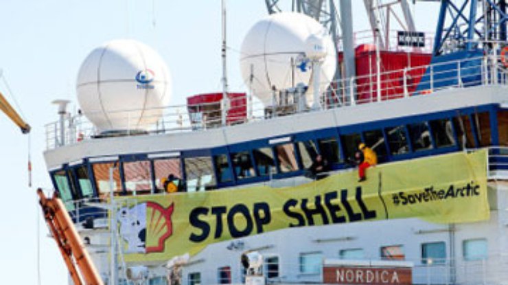 В Хельсинки активисты Greenpeace приковали себя к ледоколу