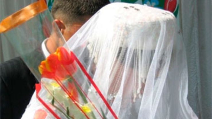 В Таджикистане борются с "браками по фотографии"