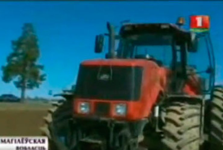 В белорусском колхозе трактор оснастили прицелом