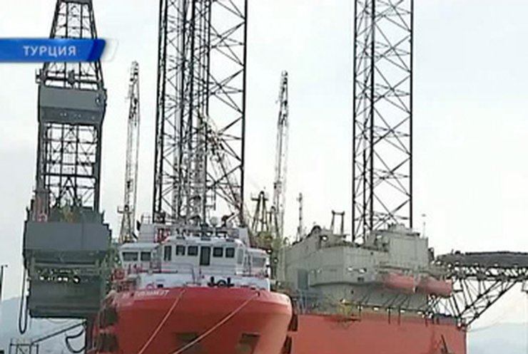 В турецком порту готовится к отправке в Украину буровая платформа