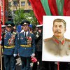 Портрет Сталина пронесли ветераны на параде в Харькове