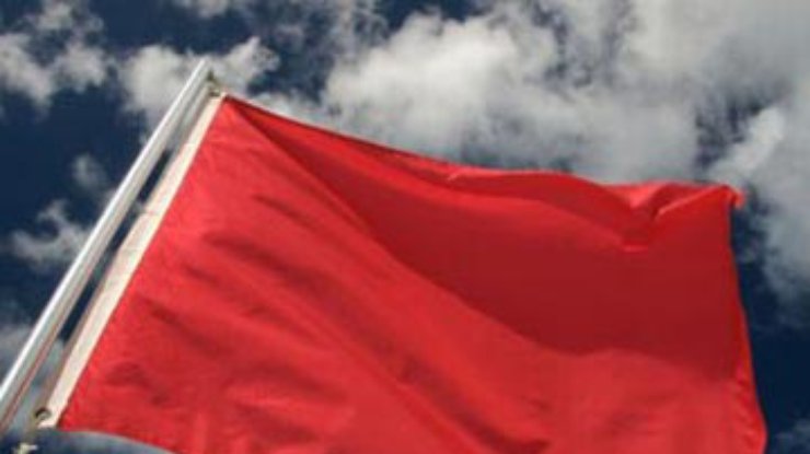 Во Львове задержан мужчина, развернувший красный флаг