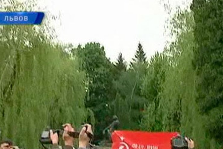 В Тернополе разнимали коммунистов и "Свободу", а в Луганске варили кулеш