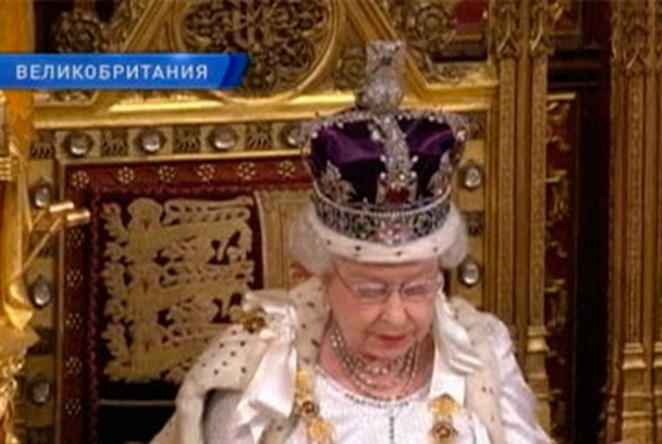 Королева Великобритании выступила с тронной речью в парламенте