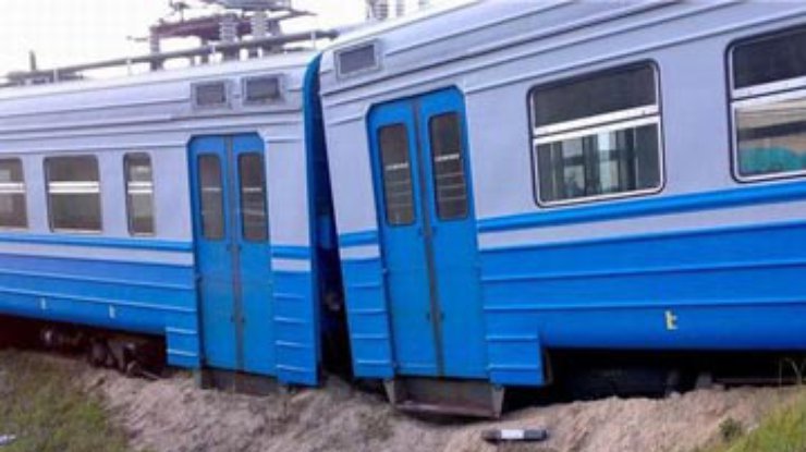 На Львовщине электричка столкнулась с грузовиком и сошла с рельсов