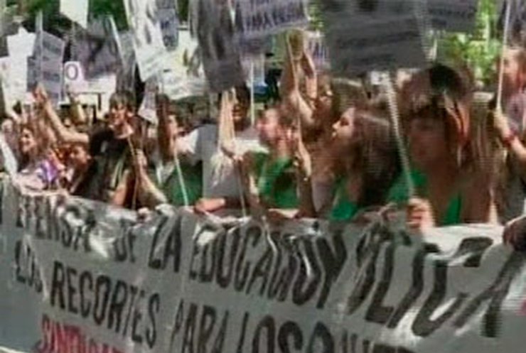 Испанские студенты протестуют против сокращения финансирования вузов