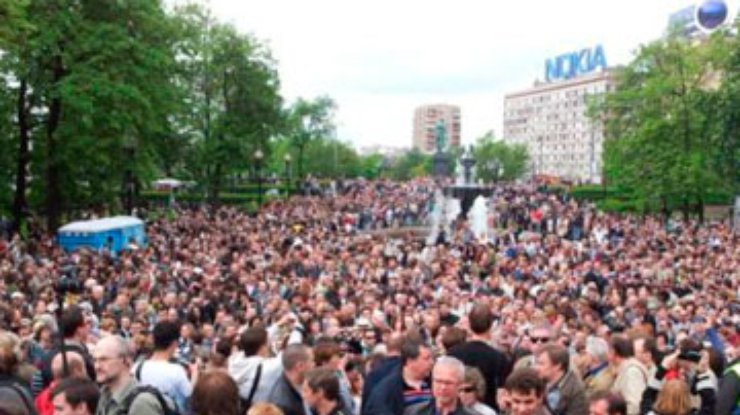 В Москве на "контрольную прогулку" во главе с писателями вышли до 15 тысяч человек
