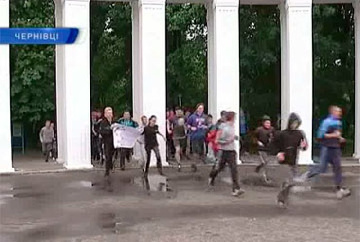 В Черновцах молодежь пробежала кросс в поддержку здорового образа жизни