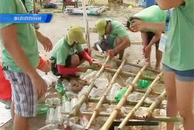 Филиппинцы устроили регату на плотах из мусора