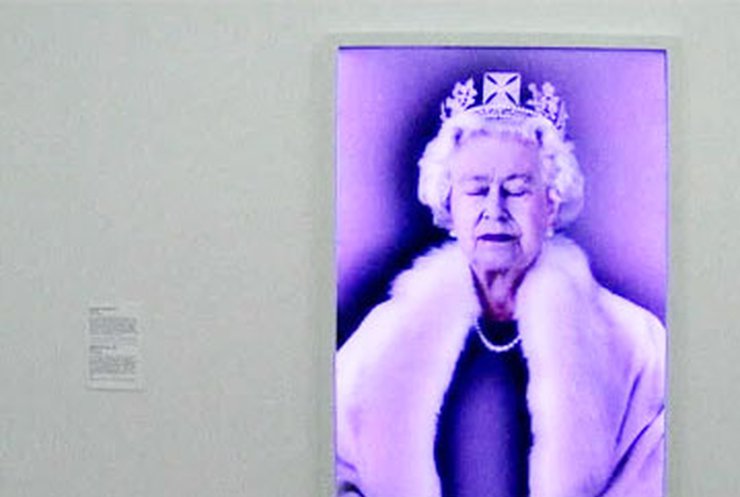 В Лондоне проходит выставка картин с изображением Елизаветы Второй
