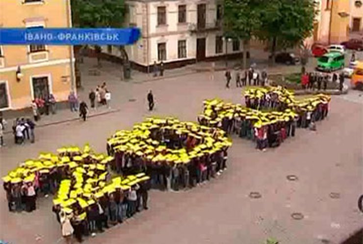 Жители Ивано-Франковска "живую" надпись в честь Евро-2012