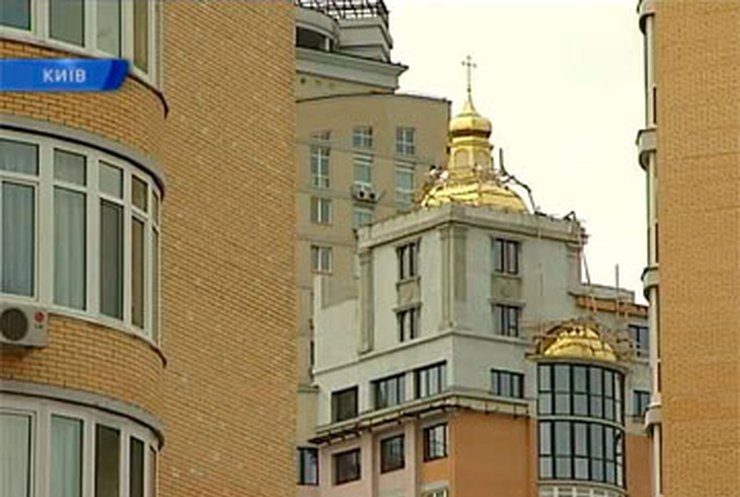 В столице житель многоэтажки строит церковь на крыше своего дома