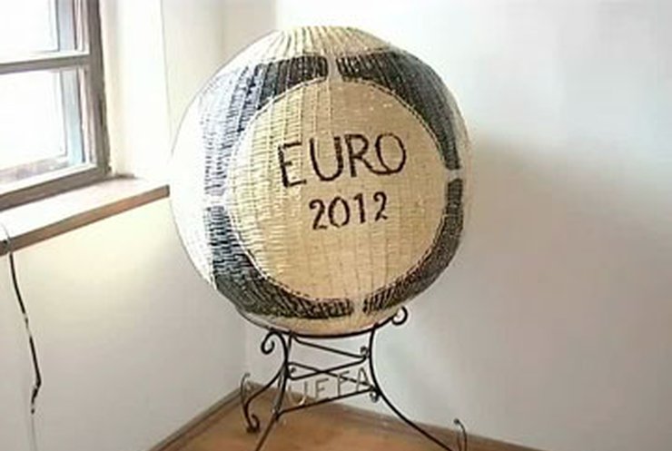 В Хотине из лозы сплели мяч-символ Евро-2012