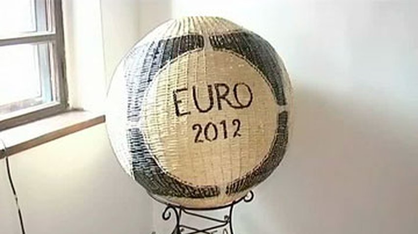 В Хотине из лозы сплели мяч-символ Евро-2012