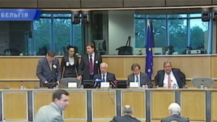 Азаров согласился допустить к Тимошенко врачей от Европейского парламента