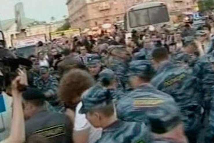 Полиция Москвы задержала 20 демонстрантов, которые перекрывали движение машин