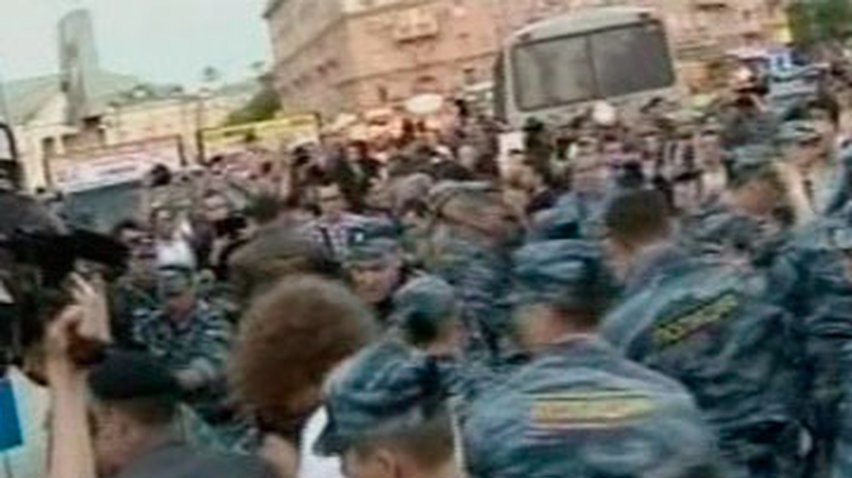 Полиция Москвы задержала 20 демонстрантов, которые перекрывали движение машин