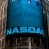 Facebook продает свои акции