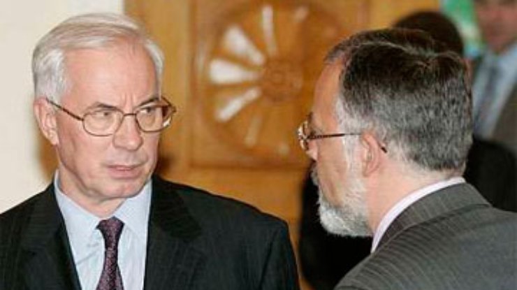 Азаров извинился перед женщинами за Табачника