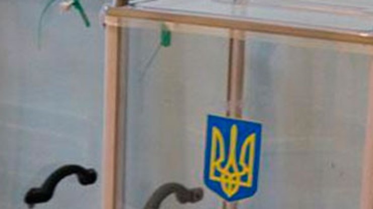 Азаров хочет поставить веб-камеры на избирательных участках. Но нет денег