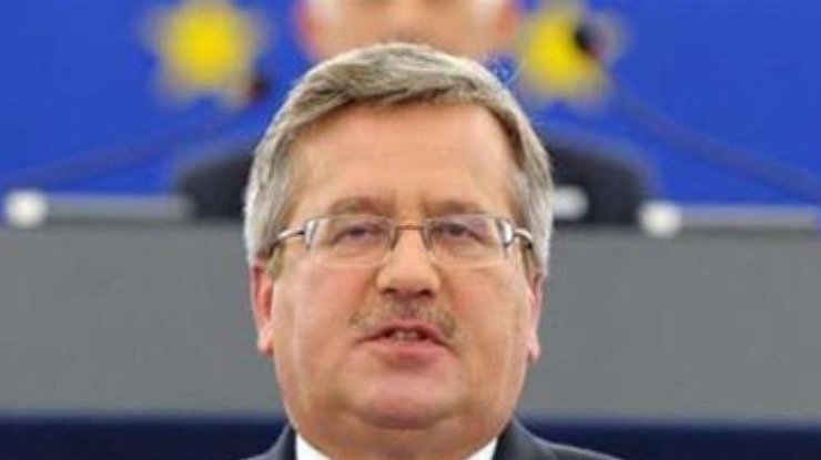 Коморовский уговорил Меркель отделить политику от Евро-2012 в Украине