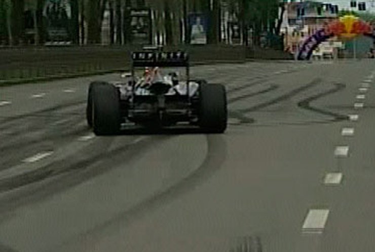 По Киеву болид Формулы-1 гнал со скоростью 300 километров в час