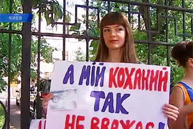 Выпускницы вузов призвали Табачника извиниться за свои слова