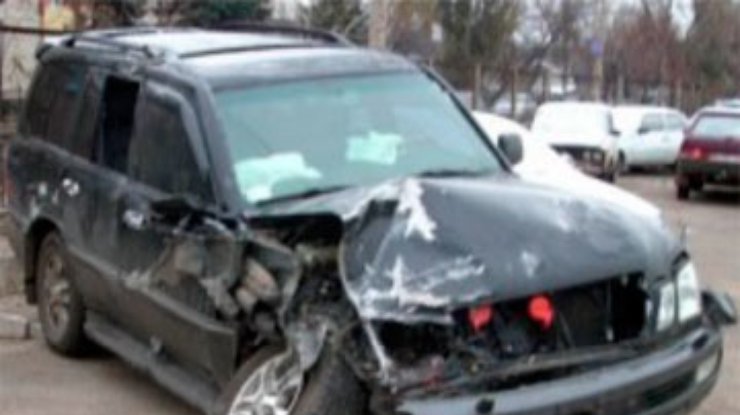 Работник киевской автомойки разбил "Лексус" клиента во время поездки за пивом