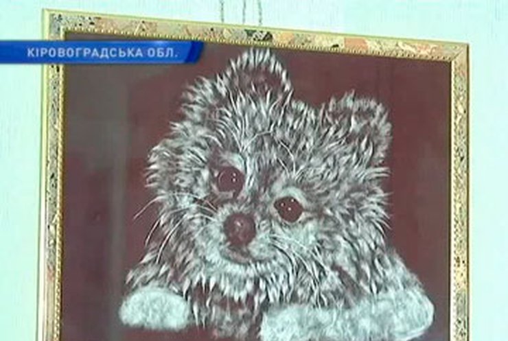 Кировоградская умелица пишет картины тополиным пухом