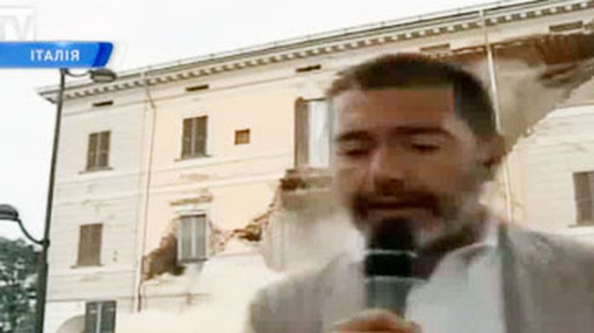 В Италии репортера чуть не придавило обвалившейся стеной