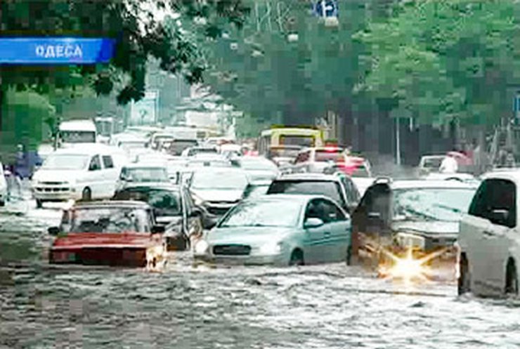 Проливной дождь затопил несколько районов Одессы