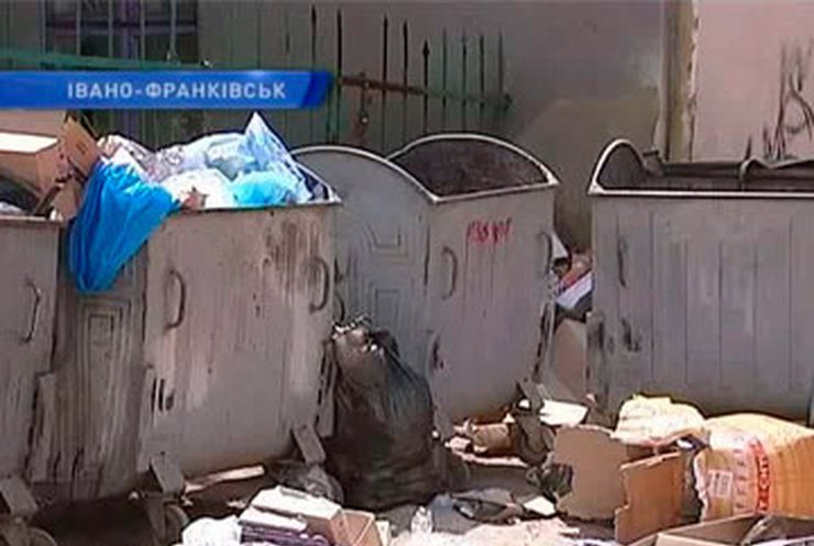 В Ивано-Франковске две фирмы не могут определиться, кто будет вывозить мусор