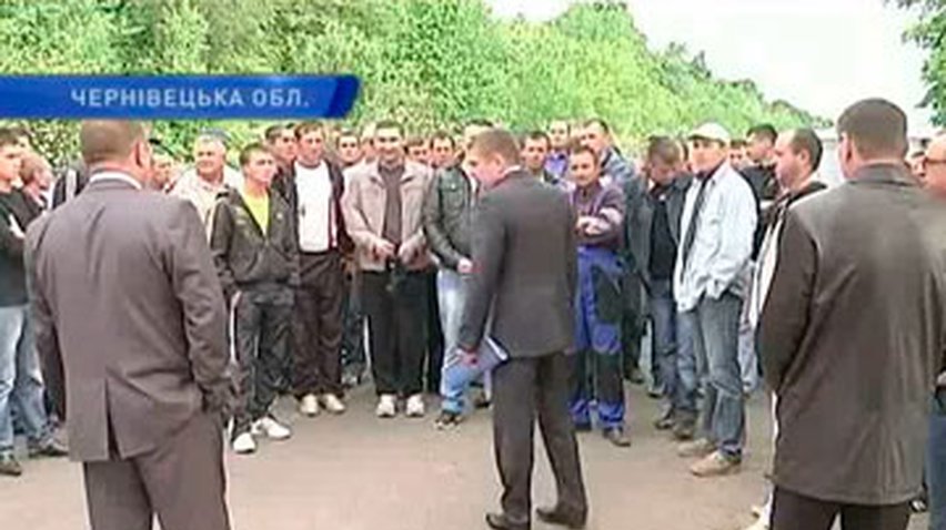 На Буковине водители, недовольные качеством дорог, устроили пикет прямо на трассе