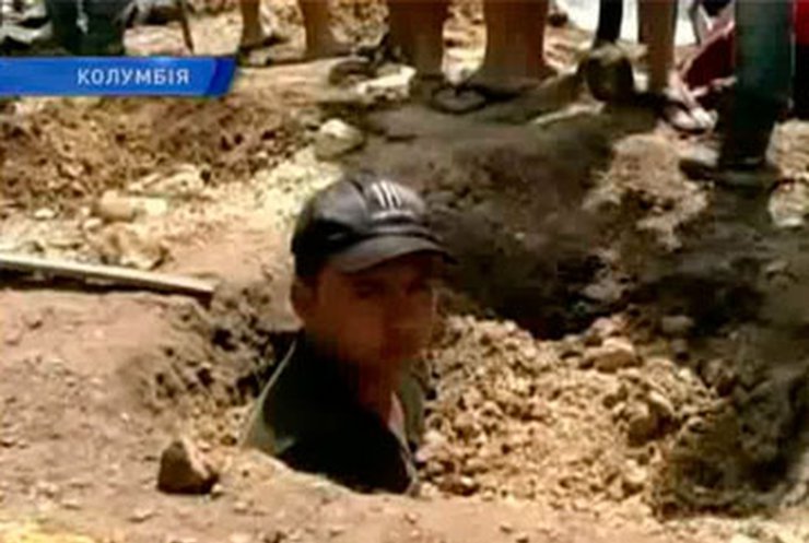 Жители колумбийского городка, протестуя против выселения, закопались в землю