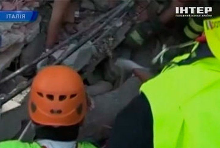 В Италии спасатели достали женщину из-под завалов после землетрясения