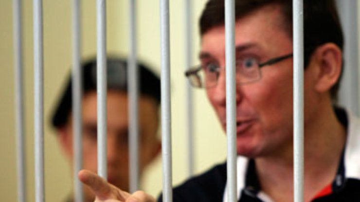 Луценко швырнул Уголовно-процессуальным кодексом в прокурора
