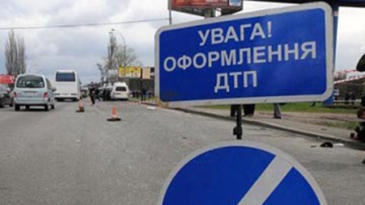 Легковой автомобиль столкнулся с автобусом: 3 человека погибли