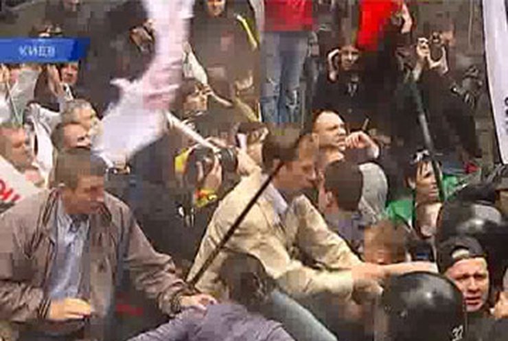 У Верховной рады митинговали сторонники и противники закона о языках