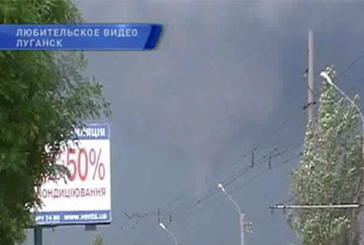 Луганская ГАИ сняла видео разрушительного смерча