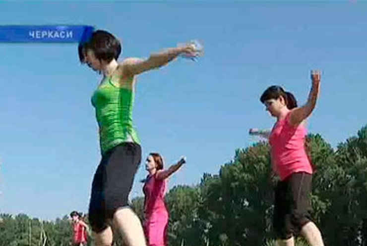 Черкасские энтузиасты проводят занятия по фитнесу на свежем воздухе