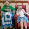 Две сестры-долгожительницы из Британии попали в Книгу Гиннеса