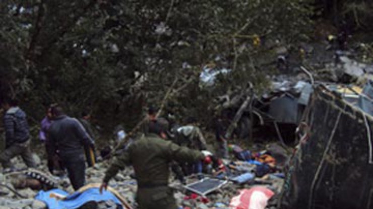 В Боливии автобус со студентами упал в пропасть: 16 погибших