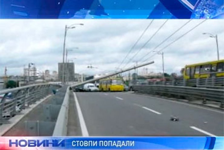 Грузовик завалил две опоры на Московской площади столицы