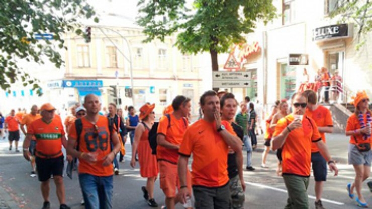 Голландские фанаты на 5 минут затормозили автобус с футболистами своей сборной