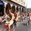 Мексиканские велосипедисты вышли на акцию протеста нагишом